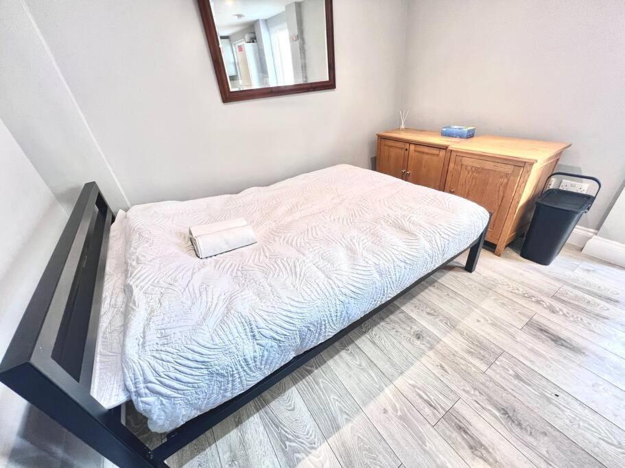 Modern Near Heathrow Apartment Southall